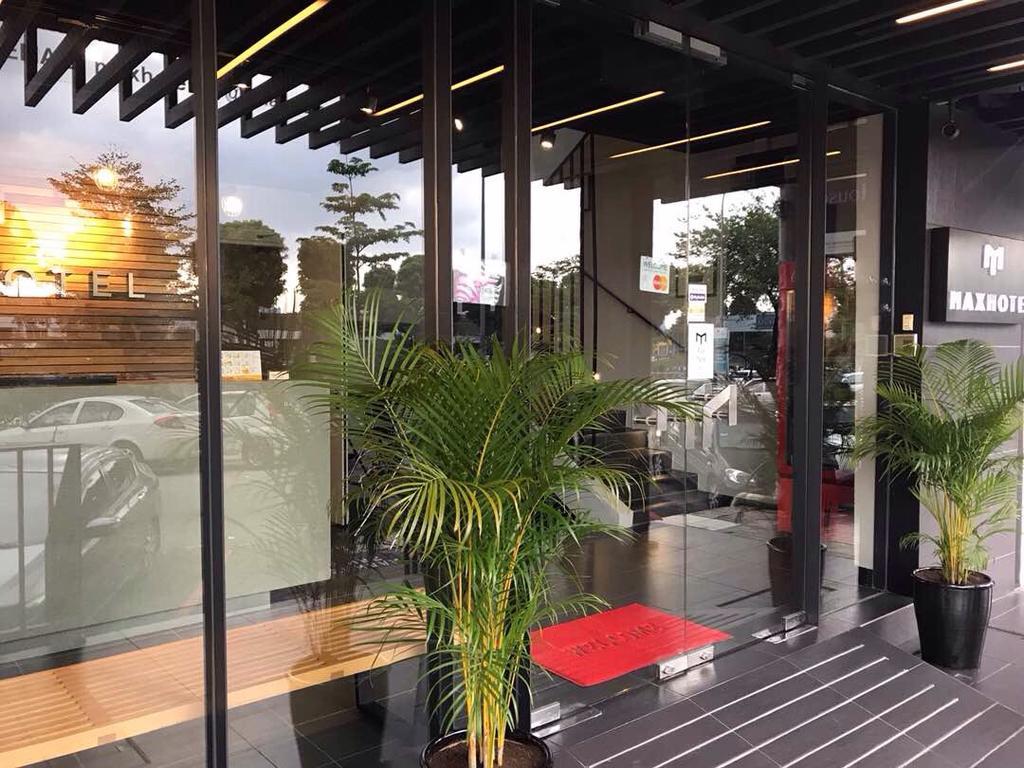 Max Hotel Subang Jaya Exterior foto